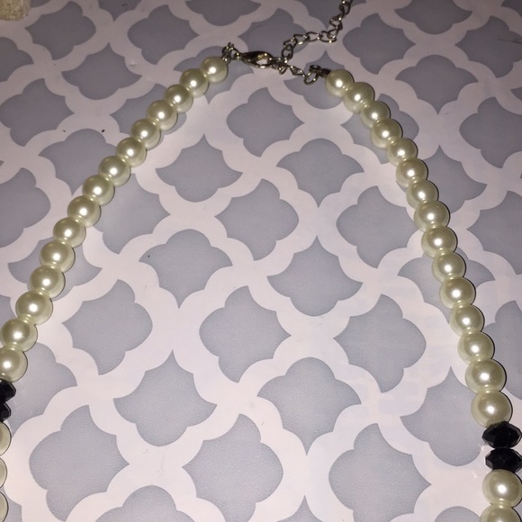 Black n white Pearl necklace - Picture 3 of 4